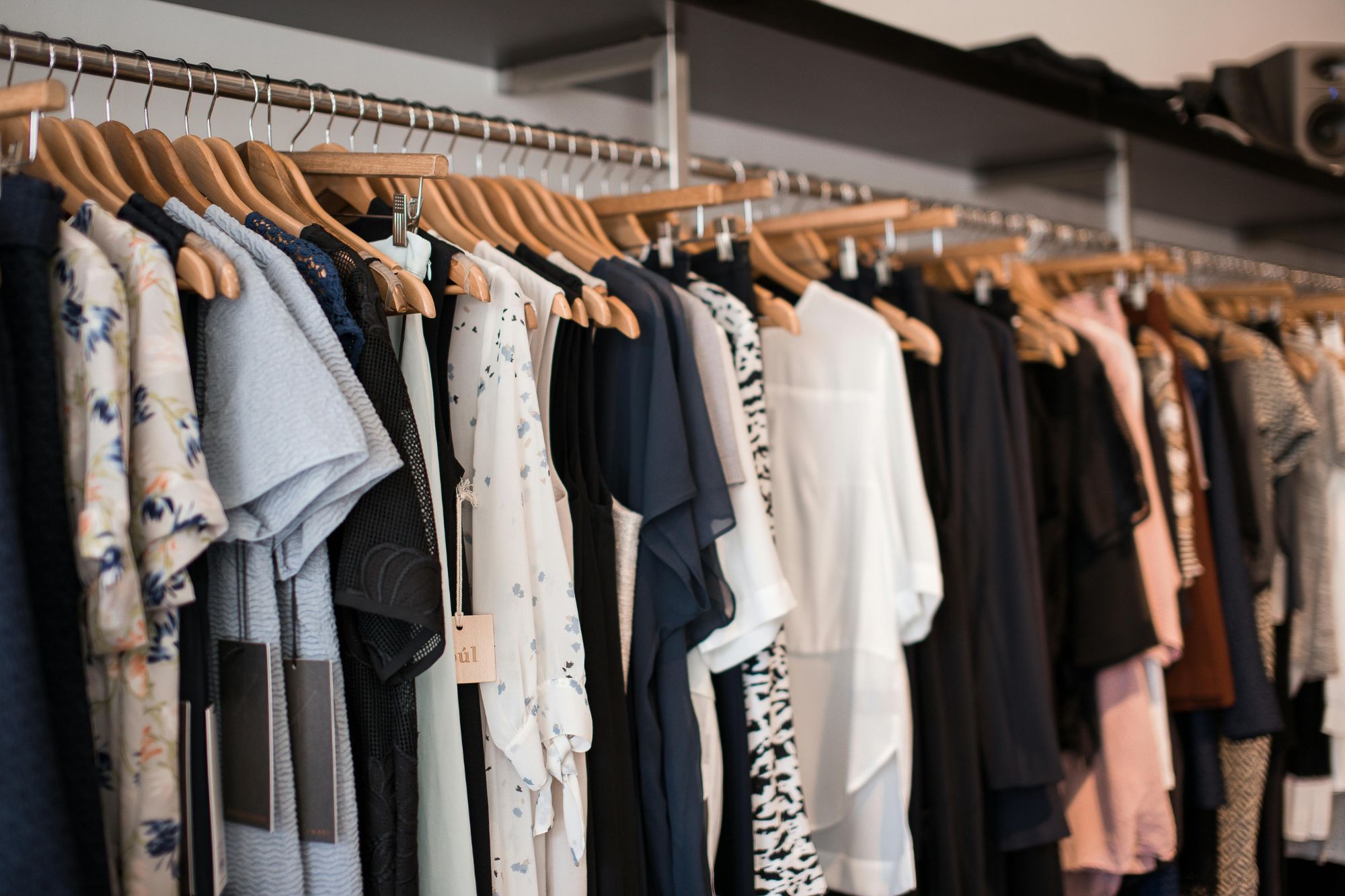 <em style="color:#ffffff;" class="itlian-font" >Fashion & Apparels</em>