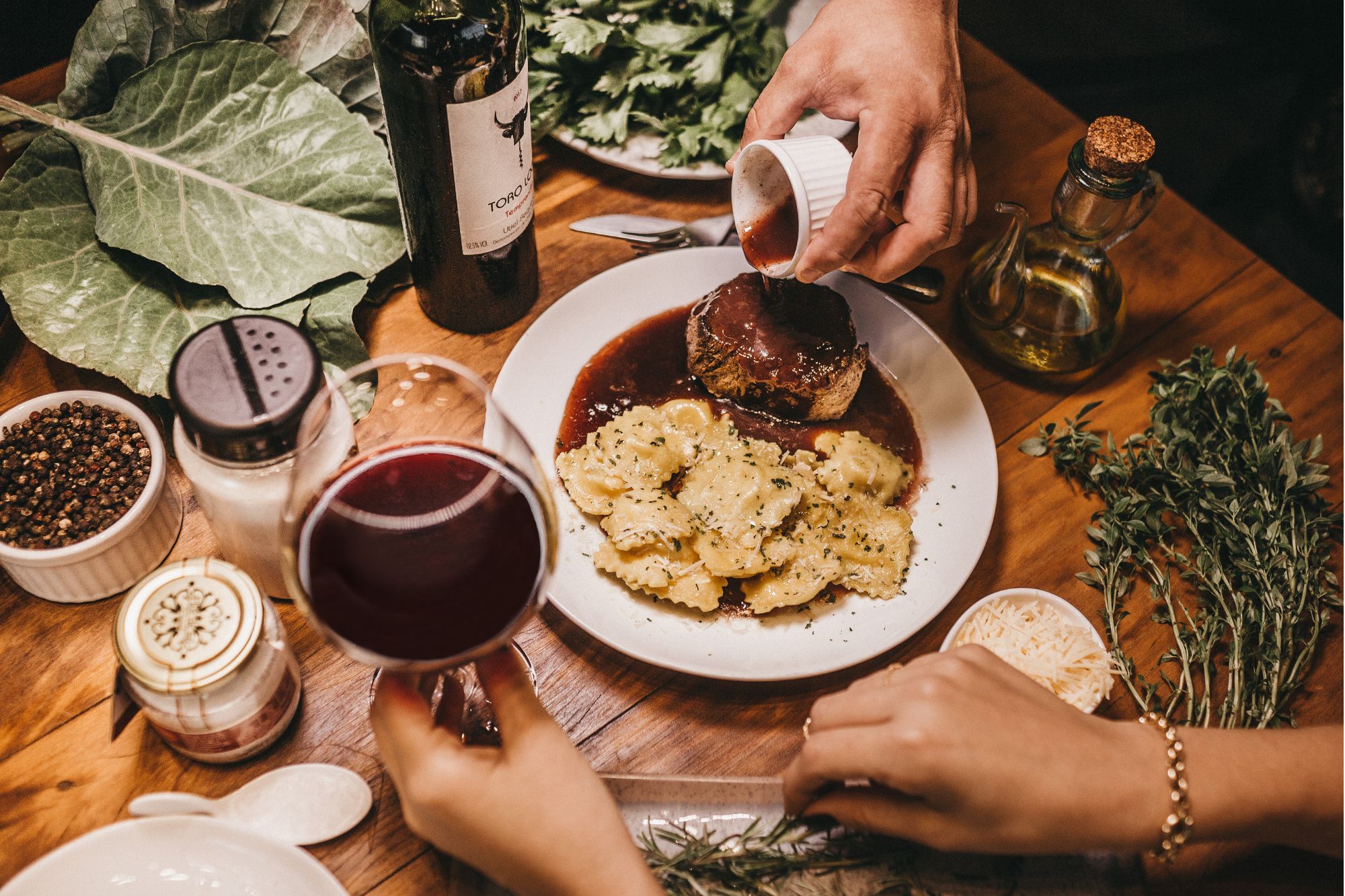 <em style="color:#ffffff;" class="itlian-font" >Food & Beverages</em>